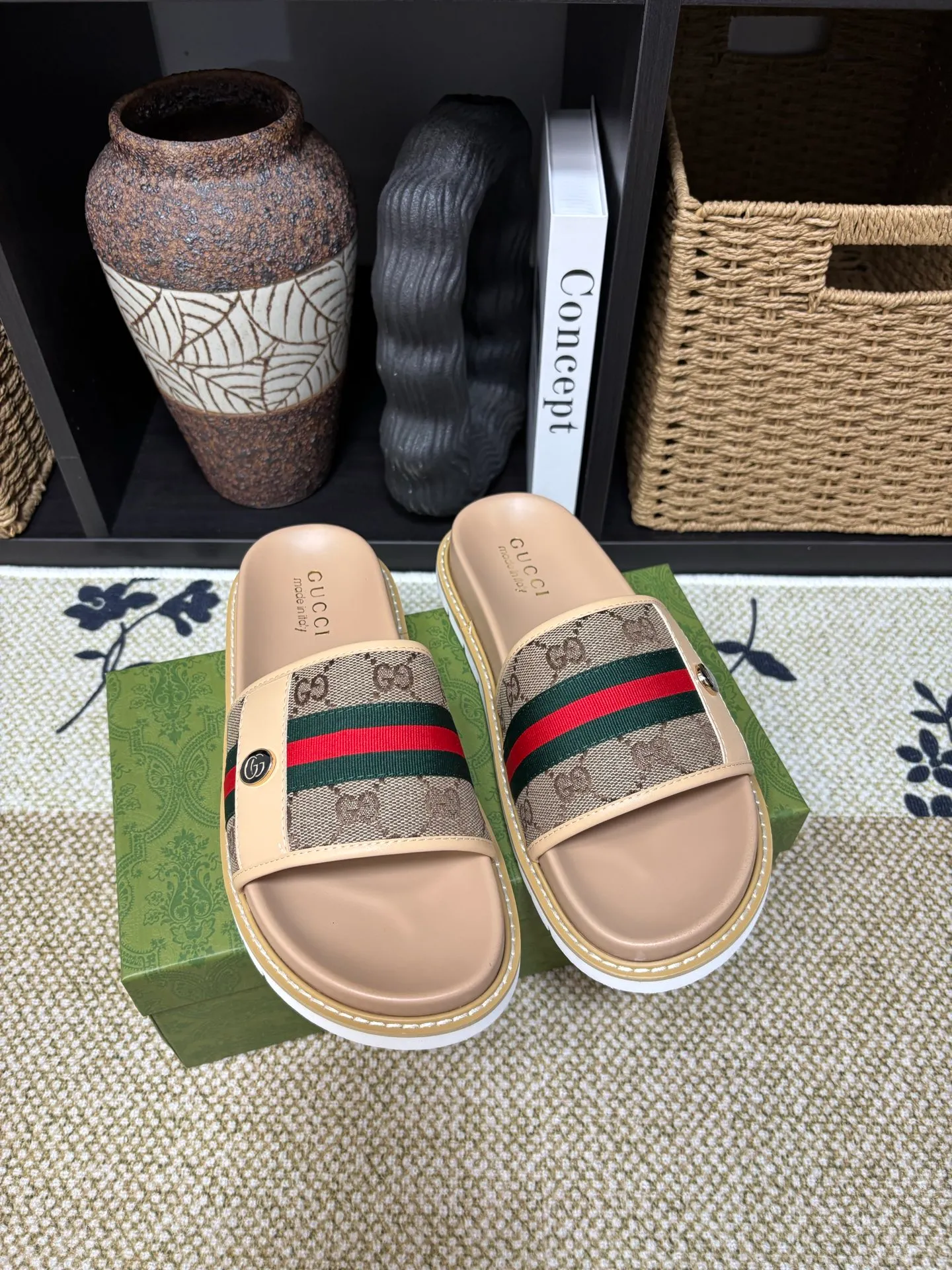 Factory 💰 300 yuan Gucci slippers] high-end men's shoes brand official website 1:1 latest masterpiece: original mold customization, the fabric is made of imported original materials, upgraded outsole, lighter and non-slip. The market's top quality, simple yet tasteful, a must-have for fashionistas, fashionable at your feet, full of confidence, the same style at the counter 👍The season of summer slippers is here. Code: 38-45 (45 customized)